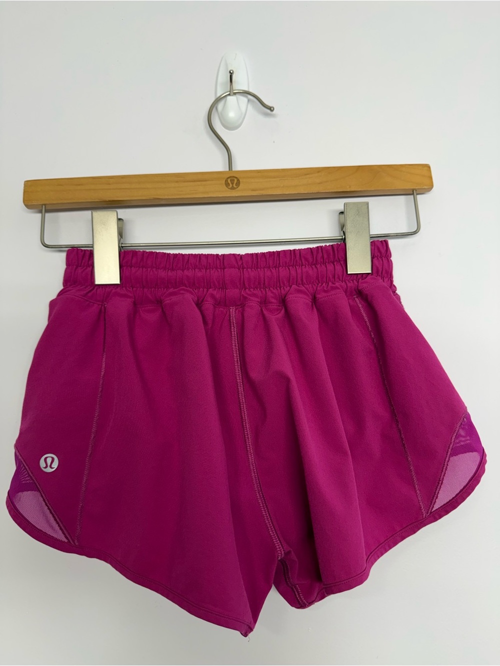 5: Lululemon Hotty Hot Low-Rise Short 2.5" Ripened Raspberry Size 2 - Picture 2 of 6